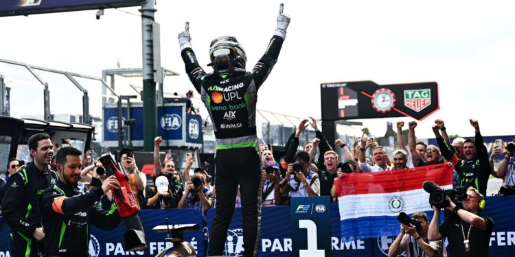 Día inolvidable para Joshua Duerksen: Victoria en Australia y encuentro con Lewis Hamilton Día inolvidable para Joshua Duerksen: Victoria en Australia y encuentro con Lewis Hamilton