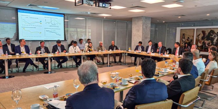 Fernández Valdovinos presentó oportunidades de inversión ante empresarios paulistas