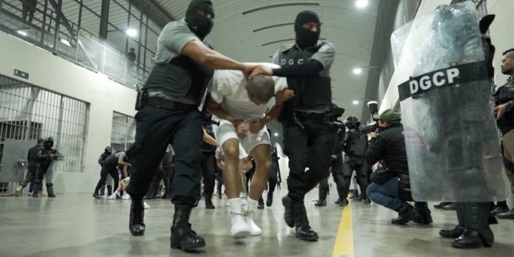 El Salvador recibe a 261 criminales deportados de EE.UU., incluyendo miembros del Tren de Aragua y la MS-13