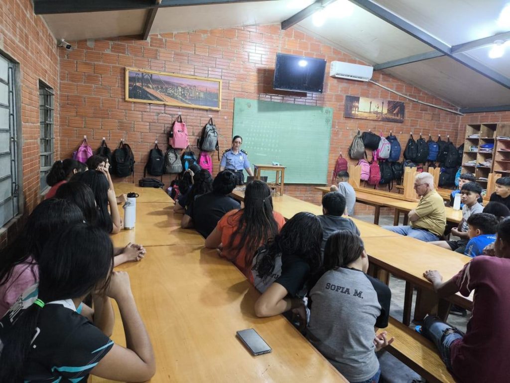 Policia Nacional dicta charlas de prevención en Villa Choferes del Chaco