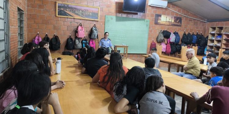 Policia Nacional dicta charlas de prevención en Villa Choferes del Chaco