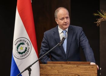 Economía crecería en torno al 4% este año, pero hay factores a considerar, según ministro