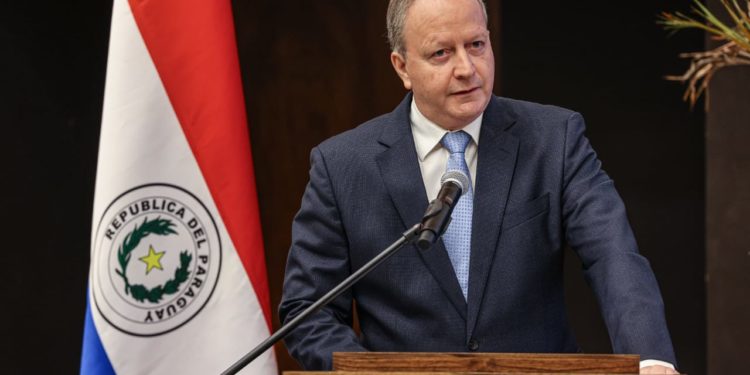 Economía crecería en torno al 4% este año, pero hay factores a considerar, según ministro