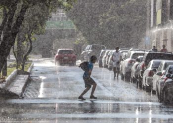 Ambiente fresco a cálido con lluvias leves y dispersas